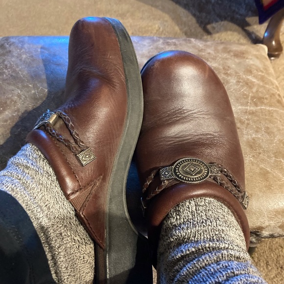 Minnetonka Concho Mule - Picture 1 of 6